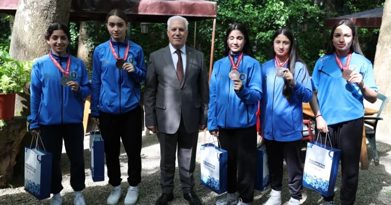 baskan-bozbey-bursanin-gururlariyla-bulustu-gaHgQSIY.webp