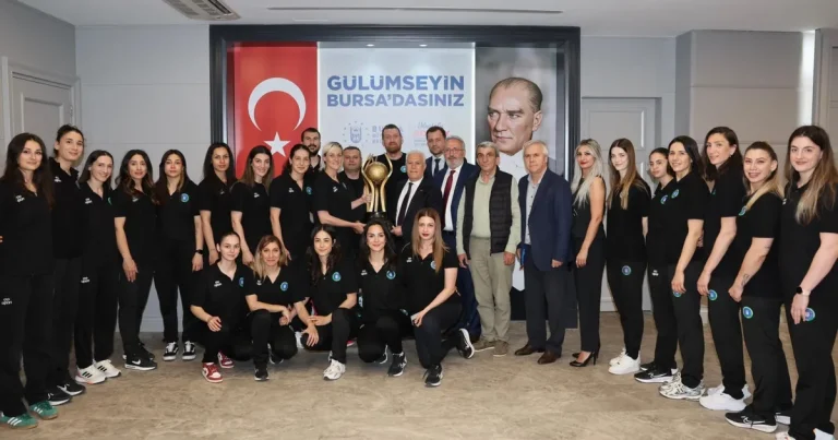 baskan-bozbeyden-sampiyon-hentbol-takimina-ovgu-u1YyEbdr.webp