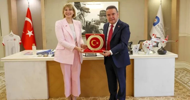 birlesik-krallik-turkiye-buyukelcisi-baskan-muhittin-boceki-ziyaret-etti-NEYxPXeu.webp
