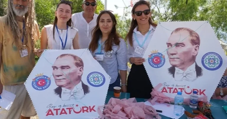 bodrumda-ataturk-ucurtmalari-gokyuzunu-susledi-zuiYt6QJ.webp