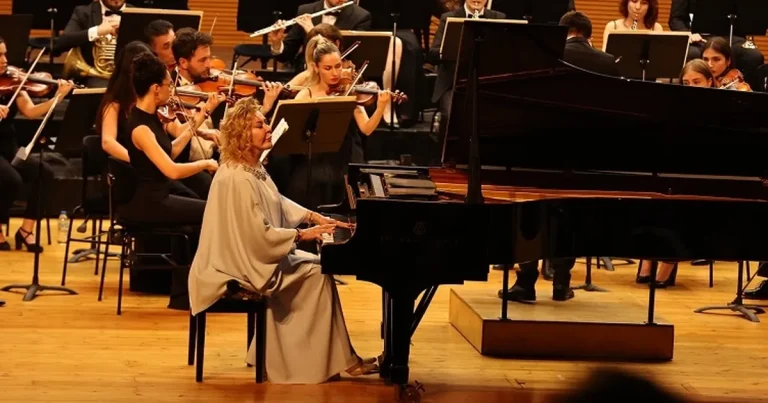 bursa-nilufer-senfoni-orkestrasi-ilk-konserinde-gulsin-onayi-agirladi-5O3B9JGd.webp