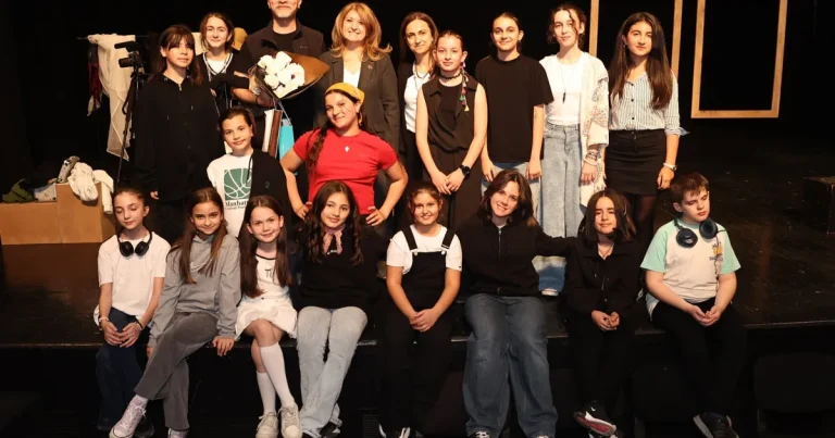 bursada-niluferli-drama-ogrencilerinden-renkli-final-WN2hbgad.webp