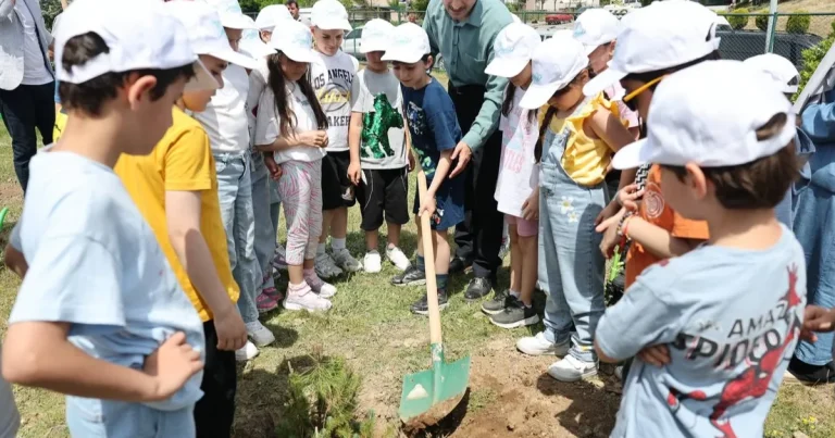 cayirovali-ogrenciler-birlikte-fidan-dikti-JmGrEpVE.webp