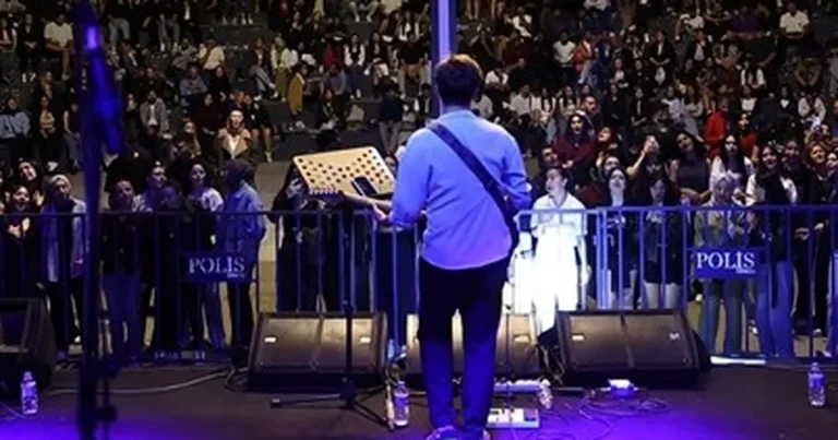 denizlide-genclik-konserleri-ile-bayram-coskusu-vYeanrkC.webp