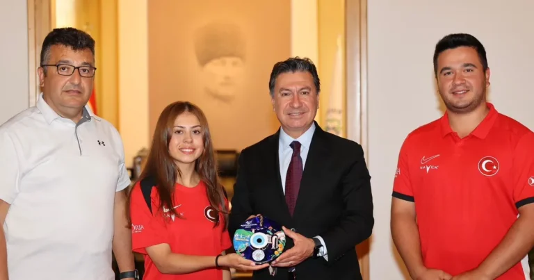 dunya-rekoru-kiran-okculardan-baskan-arasa-ziyaret-DAAEyrGT.webp
