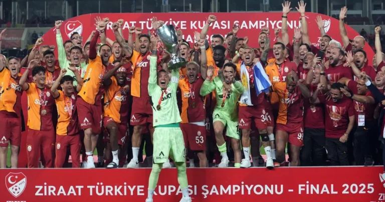 galatasaray-kupayi-coskuyla-kaldirdi-Y7kGykxS.webp