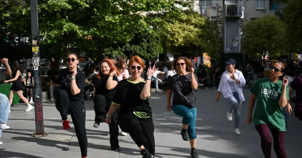 genclik-coskusu-bornova-sokaklarinda-yukseliyor-PcP9WPtn.webp