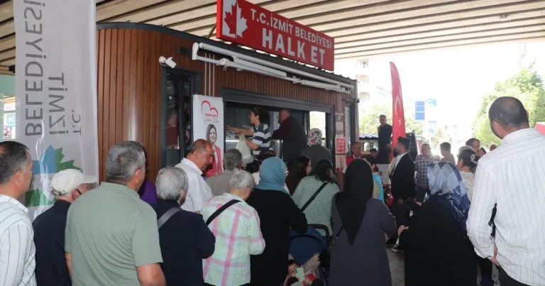 halk-et-mobil-aracina-korfezde-yogun-ilgi-HCi1hEYd.webp