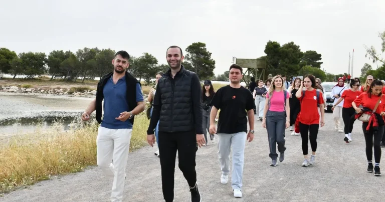 izmir-ciglide-genclik-ataturk-icin-yurudu-p3k54fTl.webp