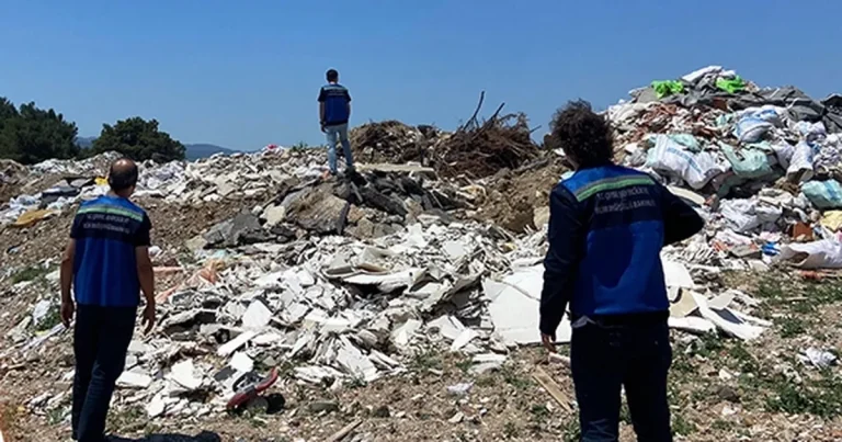 izmir-gaziemirde-acik-alana-atiga-18-milyar-tl-cevre-cezasi-iAtpVLJj.webp