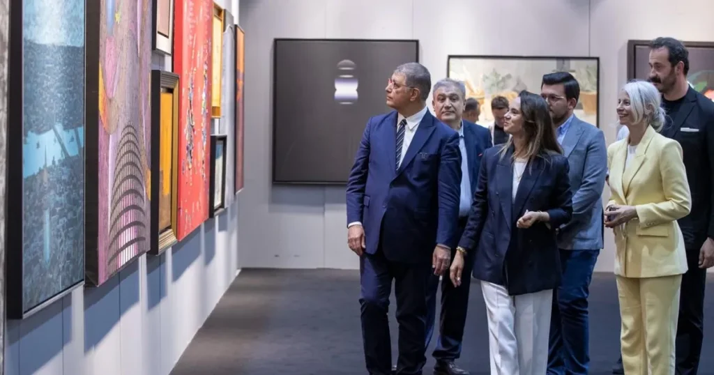 izmir-sanat-ve-antika-fuari-kapilarini-acti-SPXmnFkD.webp