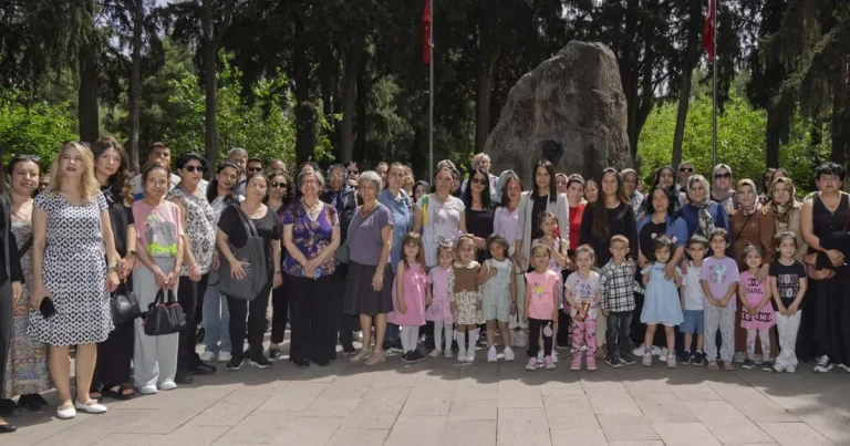 izmirli-annelere-en-ozel-kutlama-P5Kj7aAS.webp