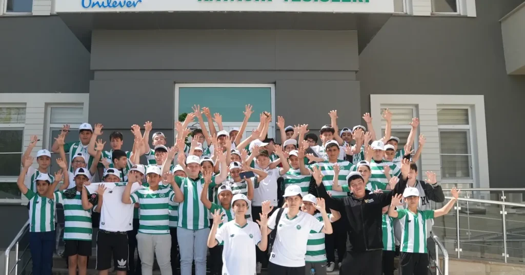 karatayli-cocuklar-konyaspor-antrenmanini-izledi-gHFmXM3B.webp