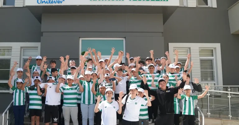 karatayli-cocuklar-konyaspor-antrenmanini-izledi-gHFmXM3B.webp