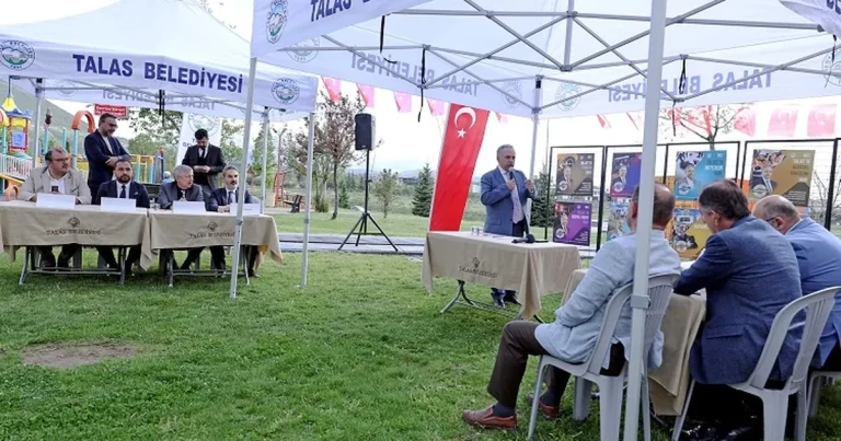 kayseri-talasta-vatandaslar-baskan-yalcina-soruyor-GhNt3GRY.webp
