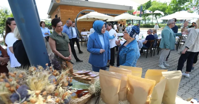 kefek-uyeleri-efes-tarlasi-yasam-koyunu-gezdi-kV84iuRi.webp