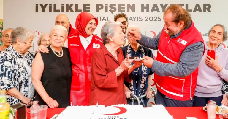 kizilaydan-anneler-gunune-ozel-kutlama-kivLcIZm.webp