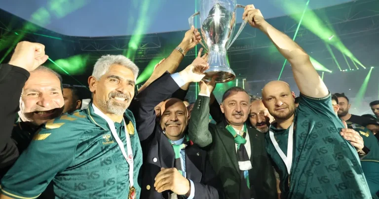 kocaeli-sampiyonluk-kupasini-kaldirdi-vXlVlDpd.webp