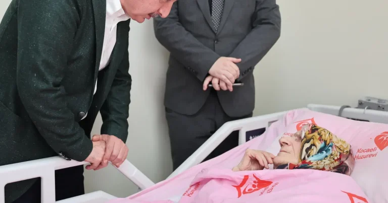 kocaelide-baskan-buyukakin-anneler-gununde-sehit-ailesi-ve-huzurevine-gitti-A7hqd29f.webp