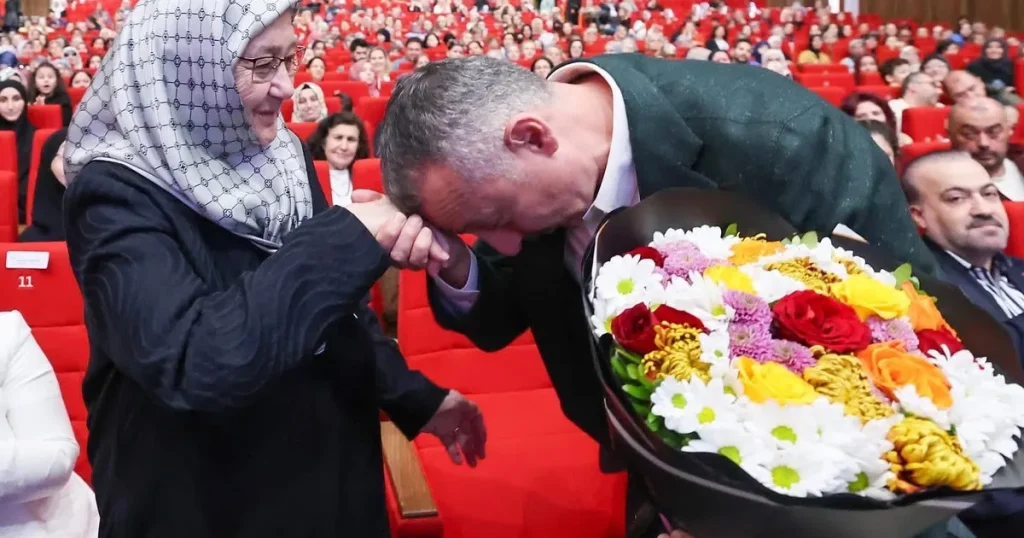 kocaelide-baskan-buyukakindan-annesine-cicekli-kutlama-hDjYydxz.webp
