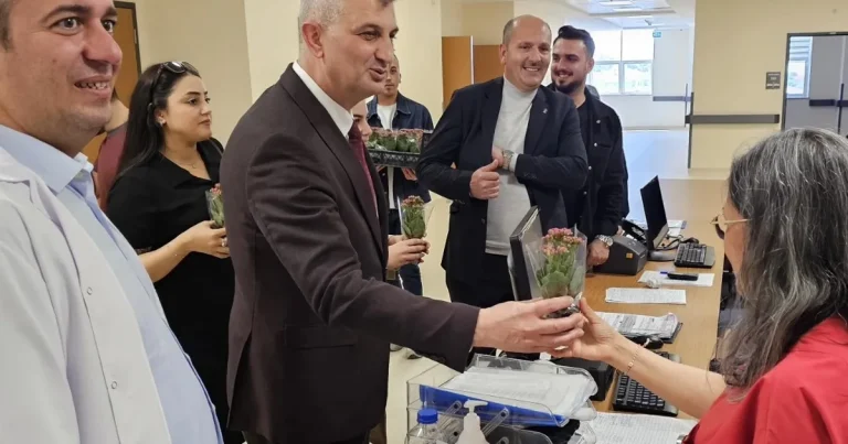 kocaelide-baskan-sezerden-hemsirelere-surpriz-kutlama-tGqgCDgt.webp