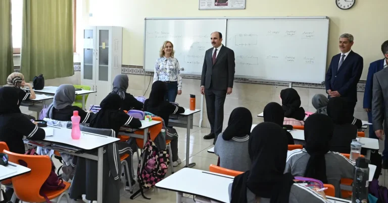 konyada-baskan-altay-ogrencilerle-bulustu-FY8ruIv7.webp