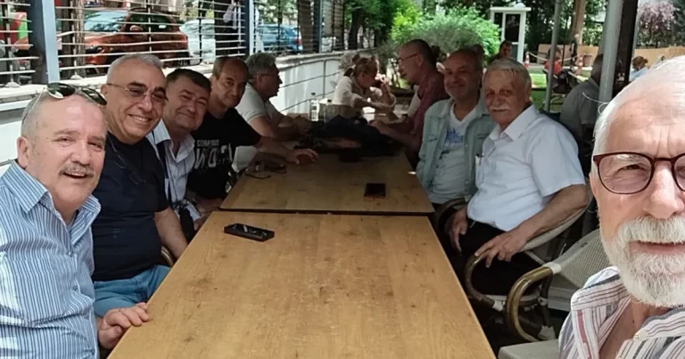 lise-arkadaslari-42-yil-sonra-bir-araya-geldi-djj8sYiq.webp