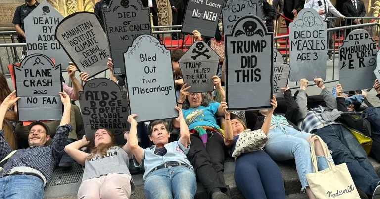 manhattanda-milyarder-galasina-protesto-soku-hD8BiwLx.webp
