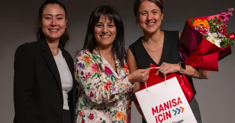 manisadan-isitme-engellilere-ozel-film-gosterimi-SS2p9m5h.webp