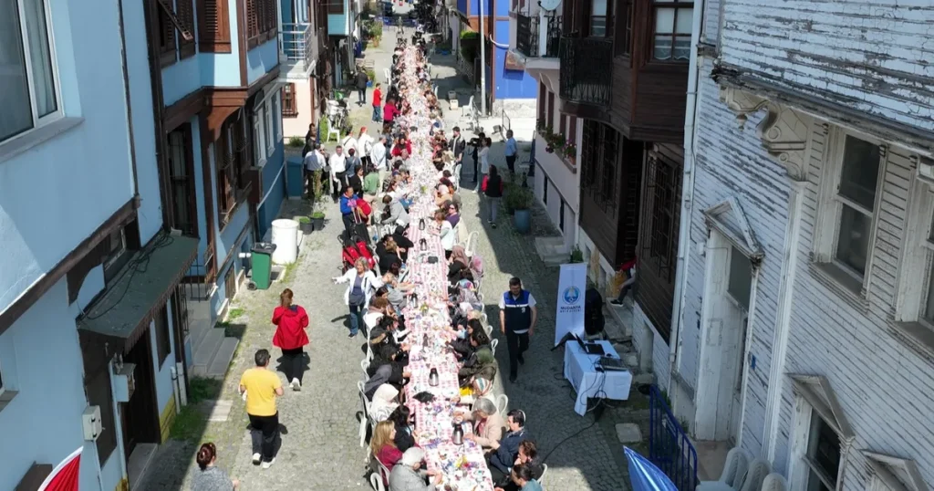 mudanyada-annelere-ozel-sevgi-sofrasi-1ixFuaQc.webp
