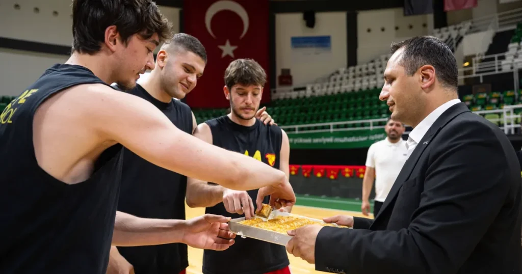 sari-kirmizili-ekip-sampiyonluk-macina-bornovada-cikiyor-3ULaV1At.webp