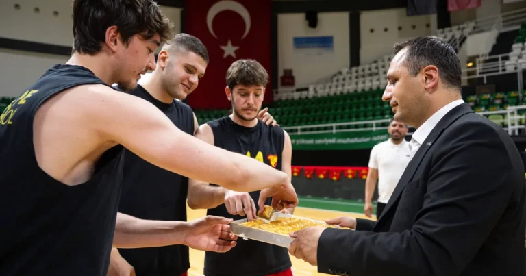 sari-kirmizili-ekip-sampiyonluk-macina-bornovada-cikiyor-3ULaV1At.webp