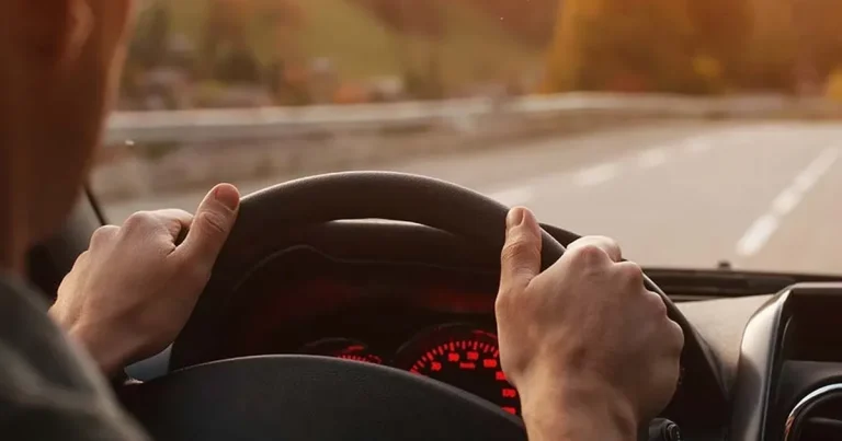 trafikte-guvenli-surus-icin-uc-altin-kural-dikkat-daginikligi-felakete-yol-aciyor-lJz1xMJa.webp