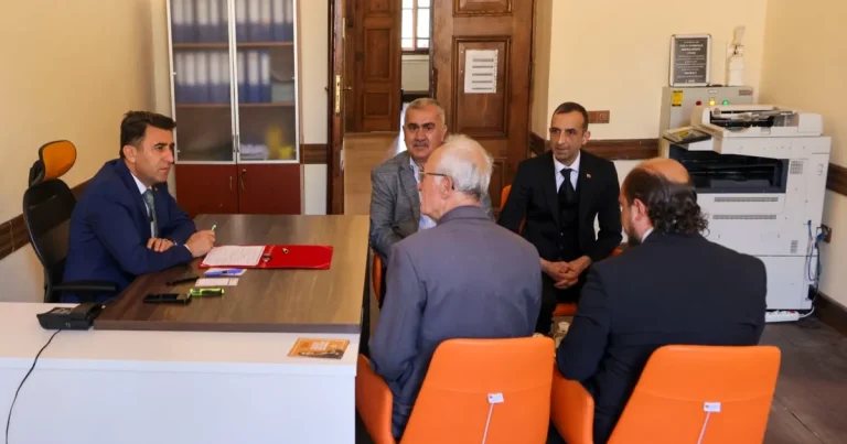 vali-aygol-acik-kapida-bileciklilerle-bulustu-PvhHdYAz.webp